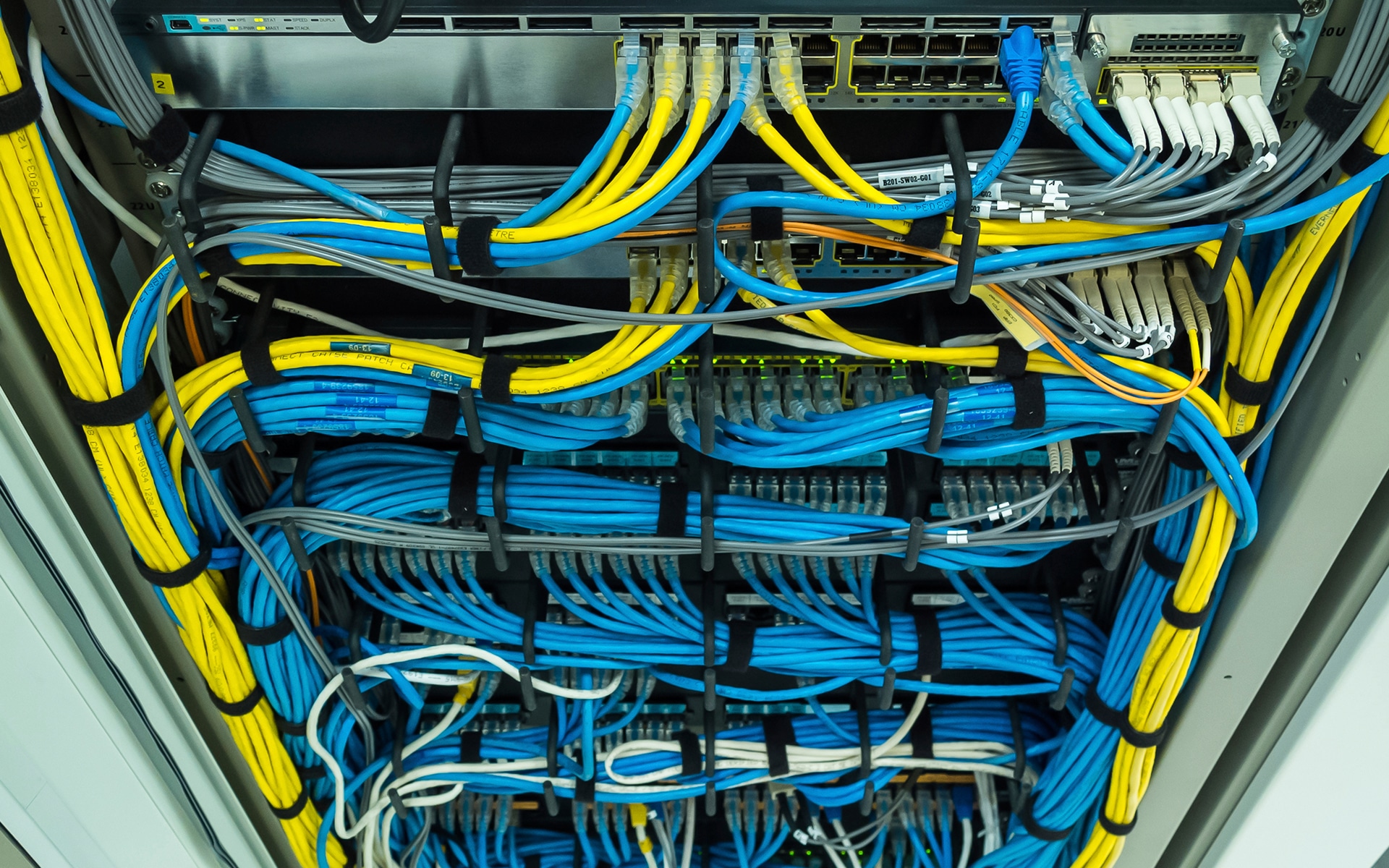 Network cabling. ВОЛС ЛВС СКС. СКС Структурированная кабельная система. Кабель менеджмент. Монтаж слаботочных систем.